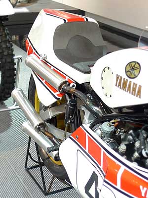 YZR750